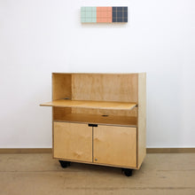Lade das Bild in den Galerie-Viewer, Mobile Theke Schoenbaum Birke Tablarauszug abschliessbare Tuer

