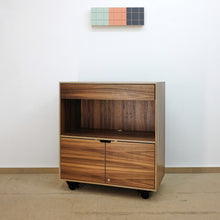 Lade das Bild in den Galerie-Viewer, Mobile Theke Schoenbaum Nussbaum Schublade abschliessbare Tuer
