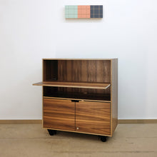 Lade das Bild in den Galerie-Viewer, Mobile Theke Schoenbaum Nussbaum Tablarauszug abschliessbare Tuer
